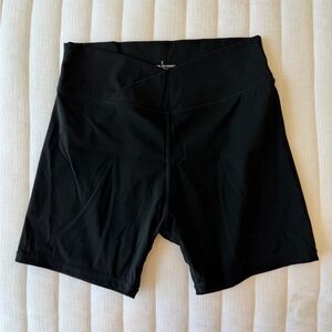 black V waistline biker shorts